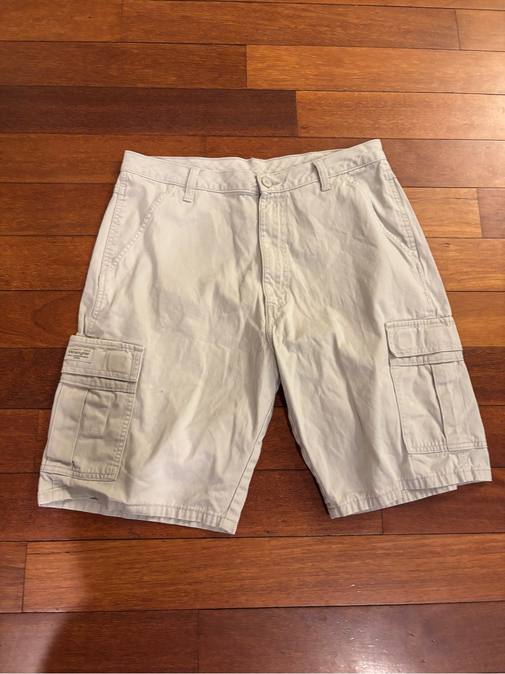 Wrangler Men's Cargo Shorts in Light Khaki - Classic Relaxed Fit size 34